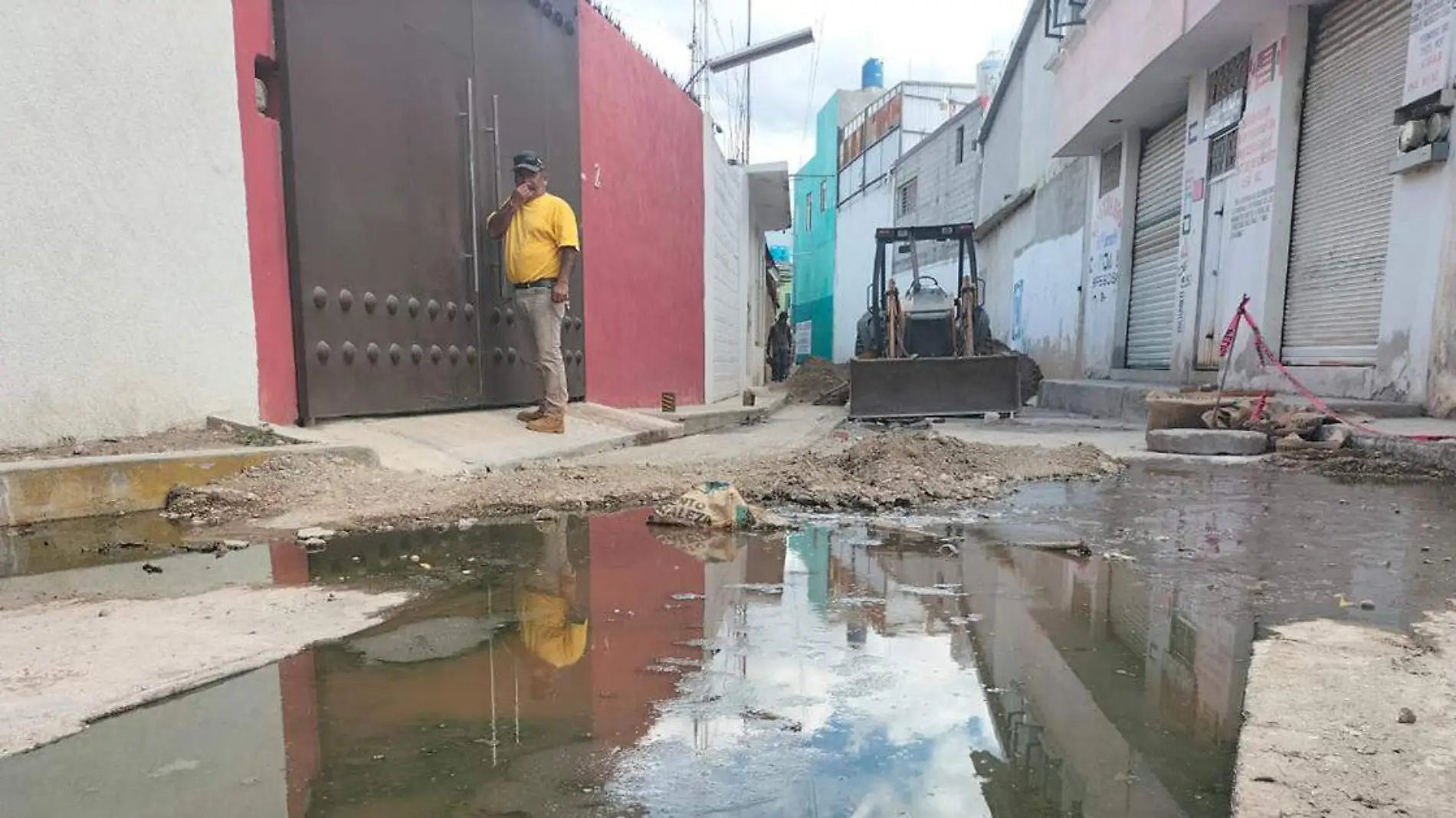 Aguas negras escurren por desperfectos en las calles